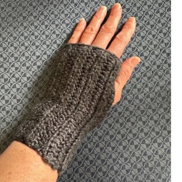 Crochet fingerless gloves or wrist warmers, Black - Picture 6 of 7